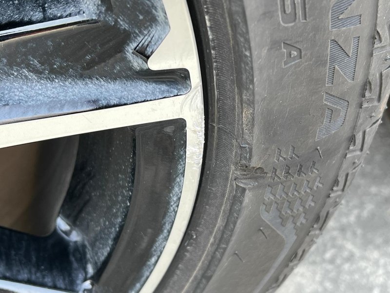 丰田雷凌 兄弟们好，今天突然发现轮胎轮毂刮了，这样会有安全问题吗？需要去换吗！