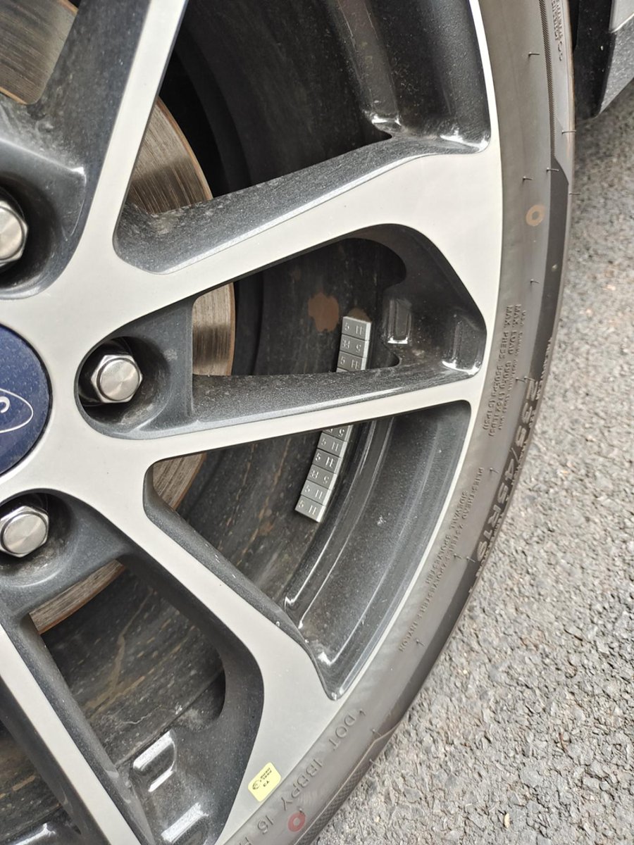 福特蒙迪欧 新车的轮毂粘了很多配重块，5克一个，11个，超过50克了。看网上说轮毂没有变形的情况下，配置块一般不会超过3
