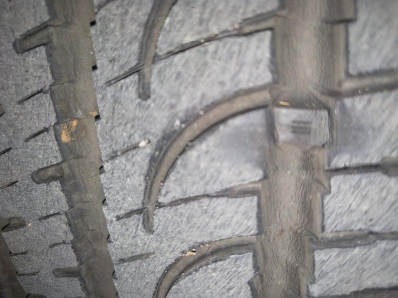 长安CS95 ，4年的轮胎跑了4万公里了，沟槽里都是裂纹，这种需要更换新轮胎吗