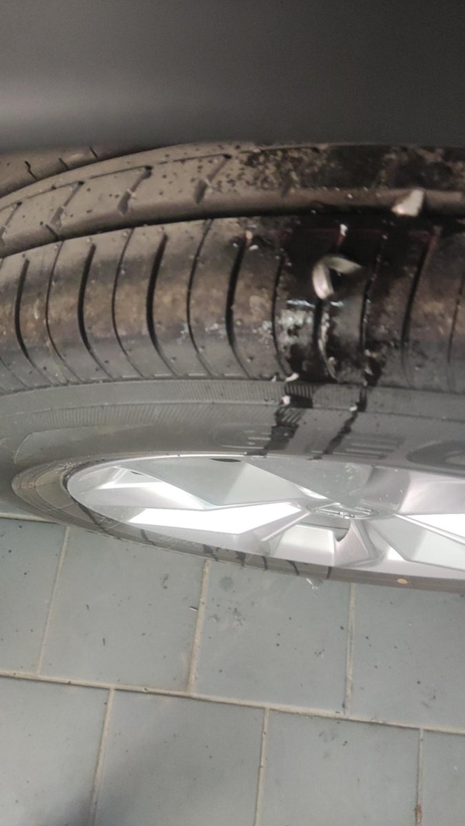 本田CR-V 新车轮胎被扎了没漏气，拔掉了也没漏气，要换胎吗？锋尚版
