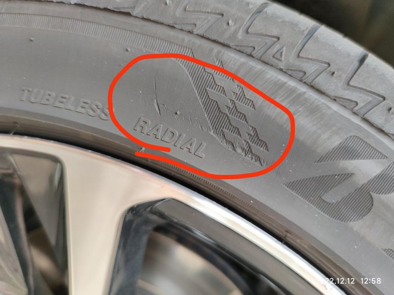 丰田雷凌 右前轮胎和轮毂刮了一下，有必要换吗，感觉是皮外伤，新手不太懂。