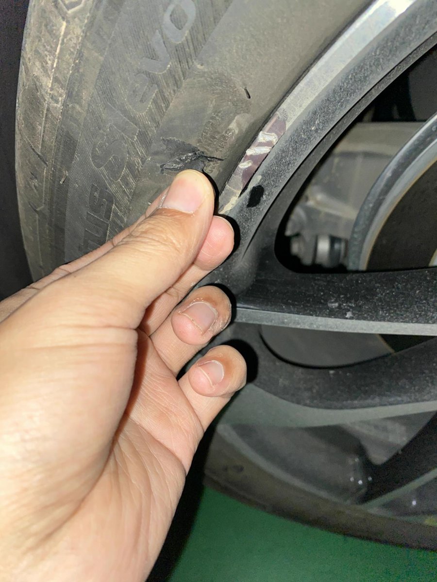 福特蒙迪欧 托运过来发现左后轮胎给刮了，侧面这么深，胎压正常，问问老司机们，这个需要修吗？