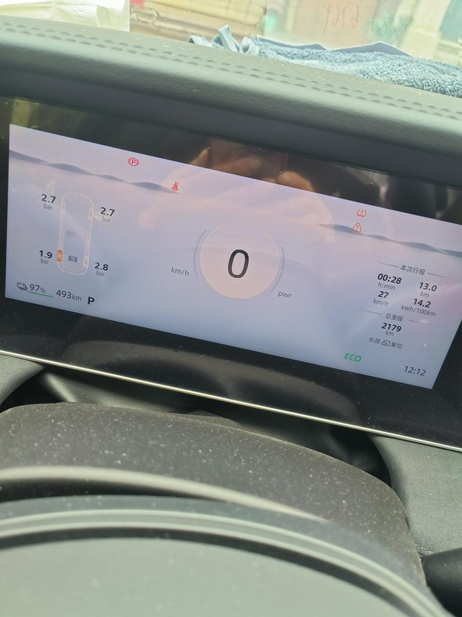 荣威D7 EV 行驶了2000公里，今天出现了停车打方向盘前后挪车时有机械式咯吱咯吱的声音。不是方向盘的声音。原地打方向
