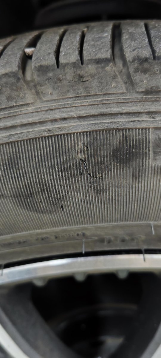 长安CS75 PLUS 洗车的时候，发现车子轮胎壁裂开了。这种程度，否需要换轮胎
