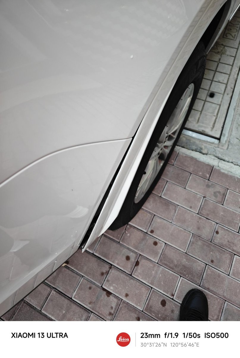 凯迪拉克XT5 在停车场被人轮毂撞花了一点，上面的塑料件也被撞开了，这个要怎么索赔