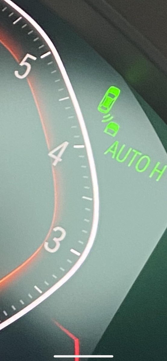 宝马5系 各种，23年1月份的530尊享版，仪表盘右上方经常出现绿色汽车标，有谁知道是什么意思吗