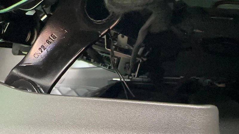 凯迪拉克XT5 主驾座椅下的位置，一根捆扎线，做啥的？凯迪拉克这质量服了