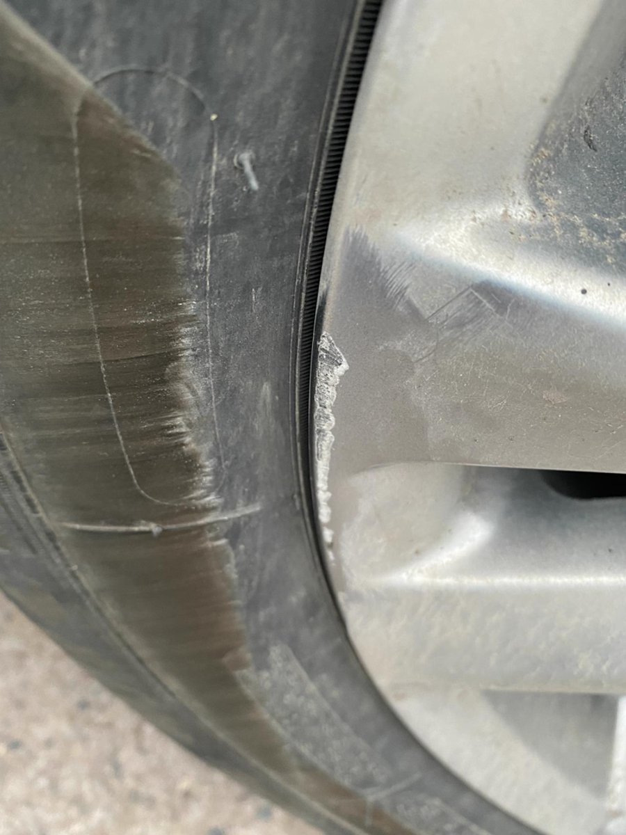 凯迪拉克XT5 靠边停车，轮毂被马路牙子磕碰了，有必要修复吗，有知道的吗