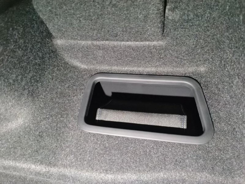 宝马5系 宝马530后备箱突出位置盖板问题，拿到车的时候只有一个地方有盖子，不知道是否的530都是这样的