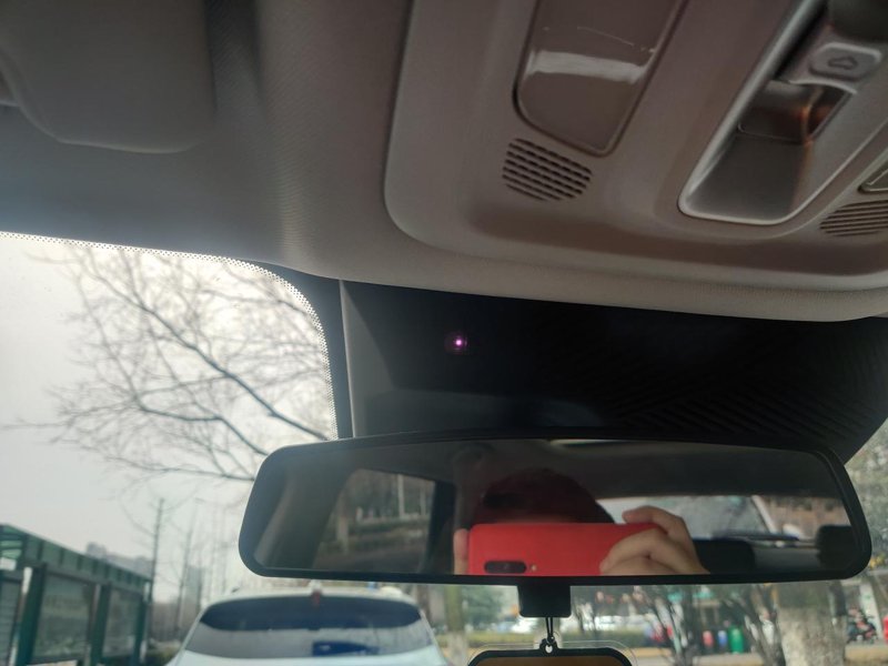 长安欧尚Z6 有没有知道这个亮红色的是啥？跟摄像头一样，但是摄像头在小欧屏