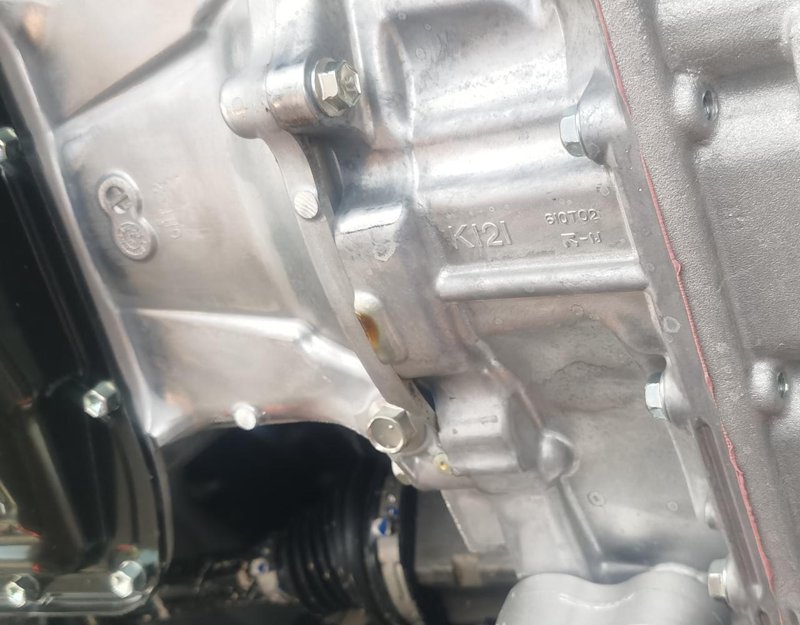 丰田锋兰达 换发动机护板时发现发动机下面有些渗油，这个影不影响？才开了三个月，离4s店有些远。