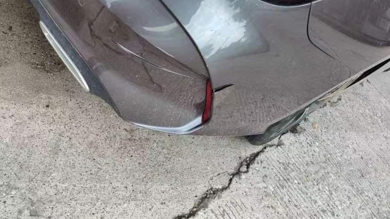 名爵MG5 这样的“伤”是怎么修？ 倒车车时跟三轮车碰撞上了，力度不大，但是三轮车凸起的车锁将车子后保险杠撕拉出一个