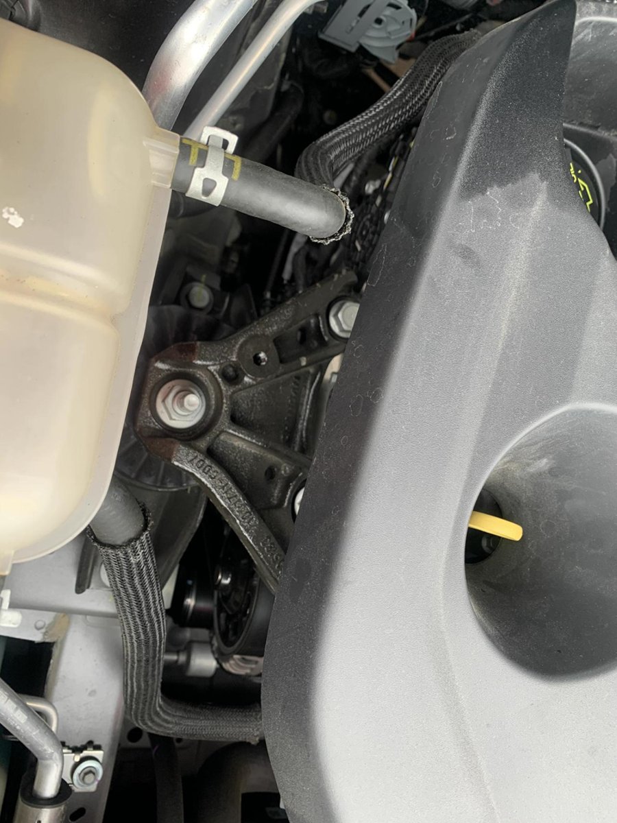 长安CS75 PLUS 加玻璃水看到发动机旁边油油的，下发动机旁油渍正常