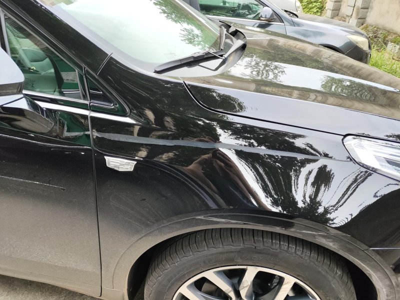 凯迪拉克XT5 新车开进窄路不小心剐蹭，4s店说整个车门重新喷漆？有色差吗？还有的轮毂有剐蹭？怎么修复
