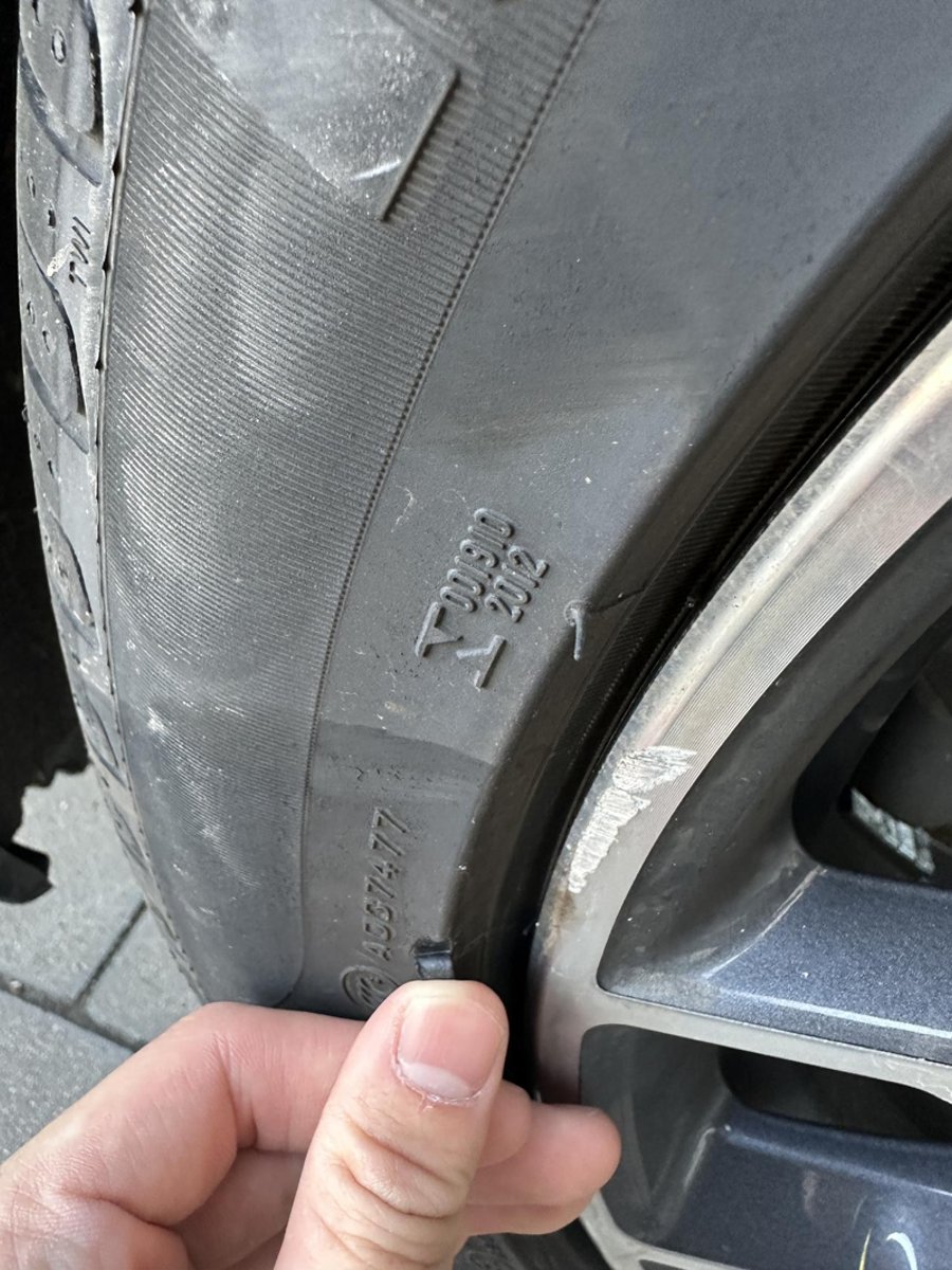 宝马5系 兄弟们 车子轮胎蹭到路牙子，需要更换吗？这条轮胎前天刚换的[流泪][流泪][流泪][流泪][流泪][流泪]
