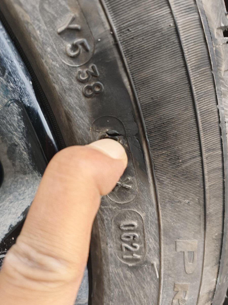 荣威i6 MAX 车胎侧面被砖擦了一个口子，这严重吗？跑高速有没有影响。