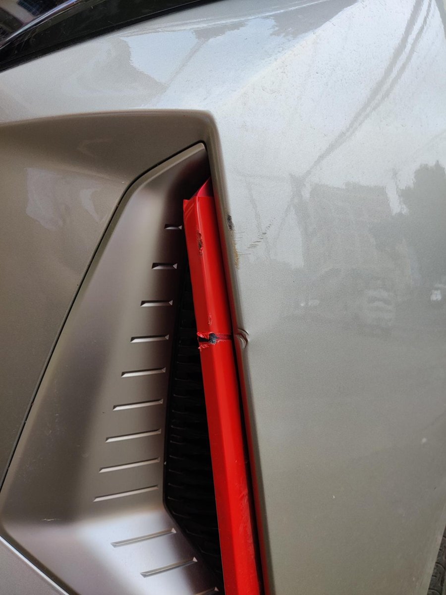 长安欧尚Z6 直角转弯时刮到了货车的挡板螺丝，不知道像保险杠这种轻微的凹痕能不能修复？