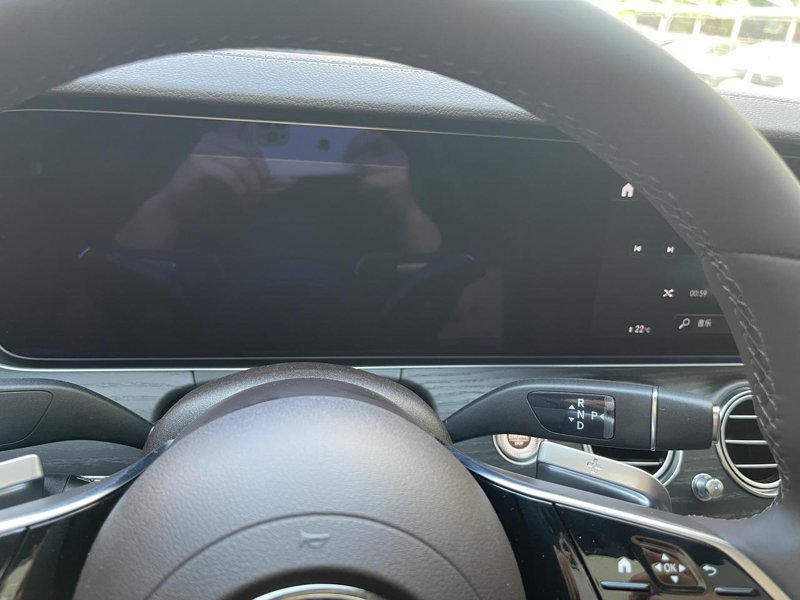 奔驰E级 E300仪表盘黑屏什么情况 才提车半个月