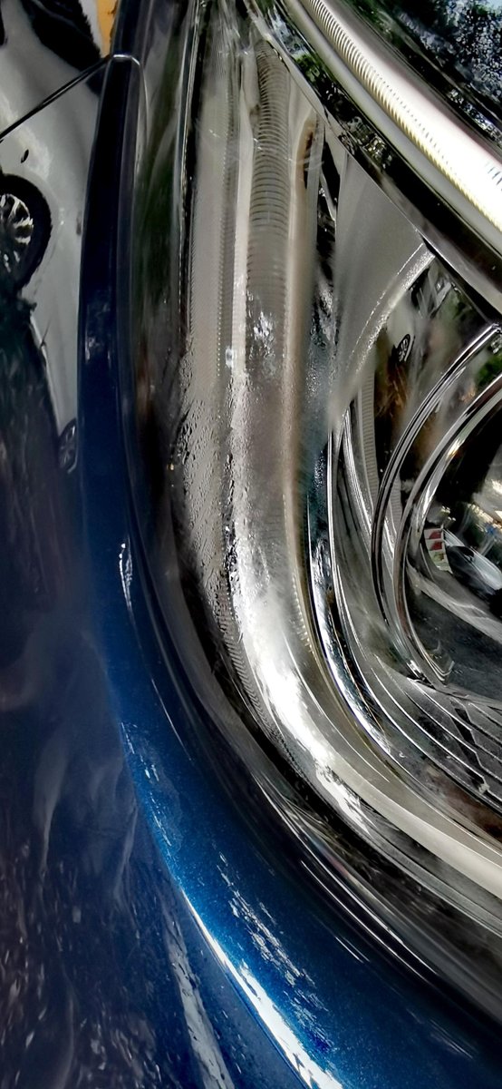 英菲尼迪QX50 最近发现下雨行车，停车后大灯里面出现雾气水汽，右边比左边严重，请问怎样处理?22版