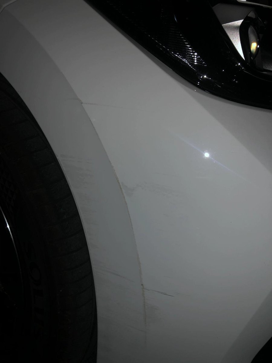 大众速腾 新车一血，问下各位车友，今天开车擦到路边的塑料桩了，这样的伤痕能用补漆笔修复吗？