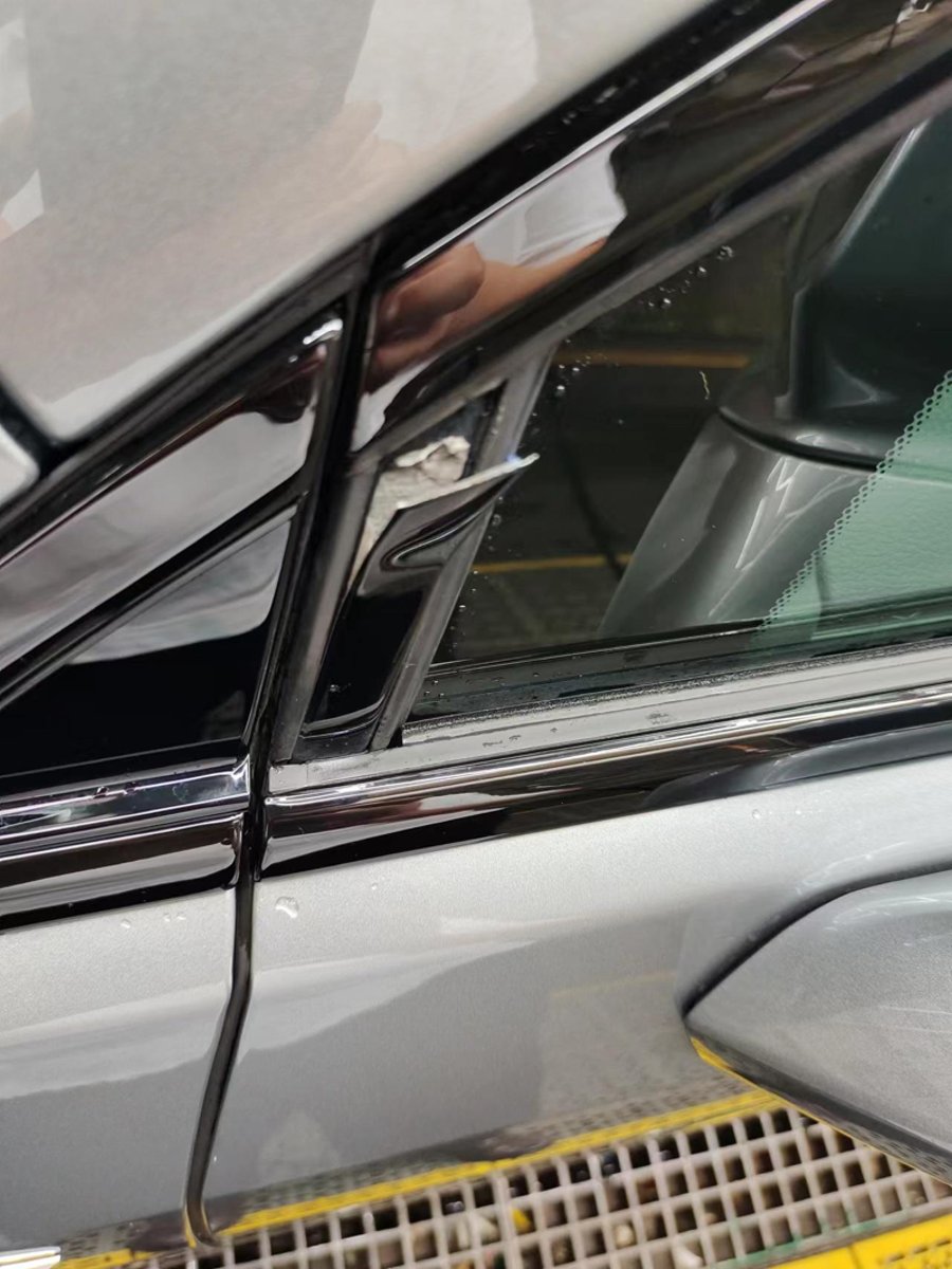 凯迪拉克XT5 这个怎么处理 新车才提一个星期 4s店还在拖售后 说换这个窗条全换700元