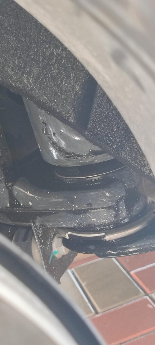 2022别克昂科旗两个后轮胎里面不知道是什么零件都有像这种焊接的情况这种情况正常吗