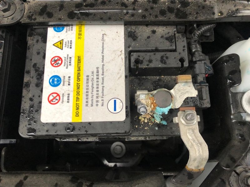 凯迪拉克XT5 22年5月提的XT5尊贵，昨天加玻璃水发现电池负极腐蚀，看起来像电池漏液，有其他车主碰到过类似问题么。4