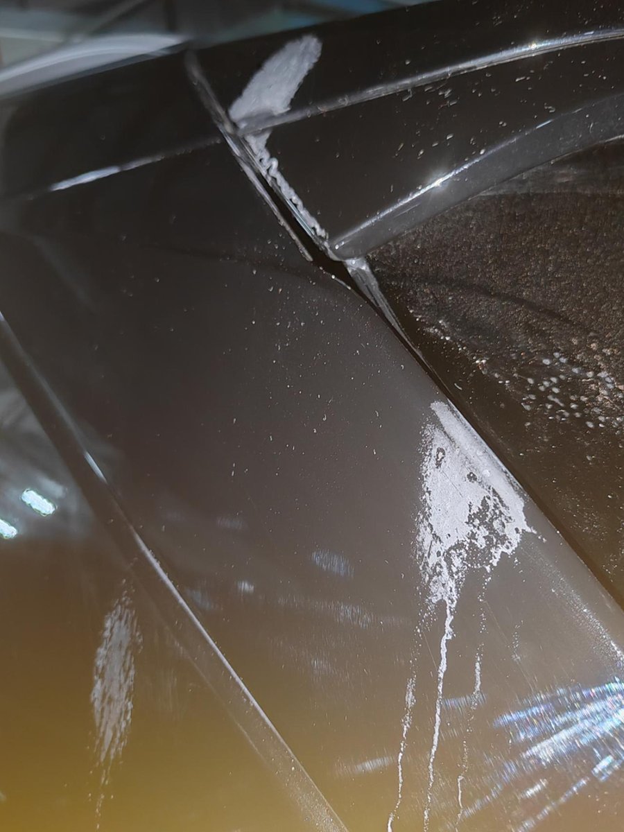 凯迪拉克XT5 不晓得是空调水滴在车上的水垢，还是车库出口滴下来的墙灰水形成的，好难去掉，各位大佬用什么梦去掉[流泪][