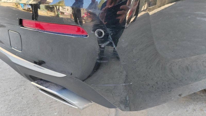 宝马5系 关于追尾一辆宝马525，车主说还好他贴了车衣，伤到底漆就了，整个车衣贴了将近20000元，只是蹭到了