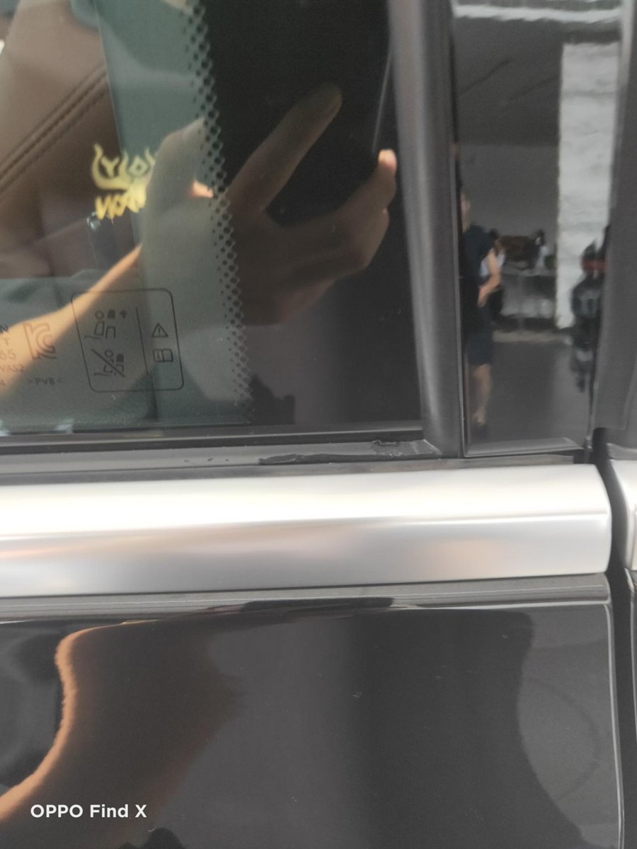 宝马X7 【是事故车么】4s店的宝马x7，最近看了很久了，但他这个车后窗玻璃胶条都有损坏，油箱盖也有损坏，我觉的全新车应