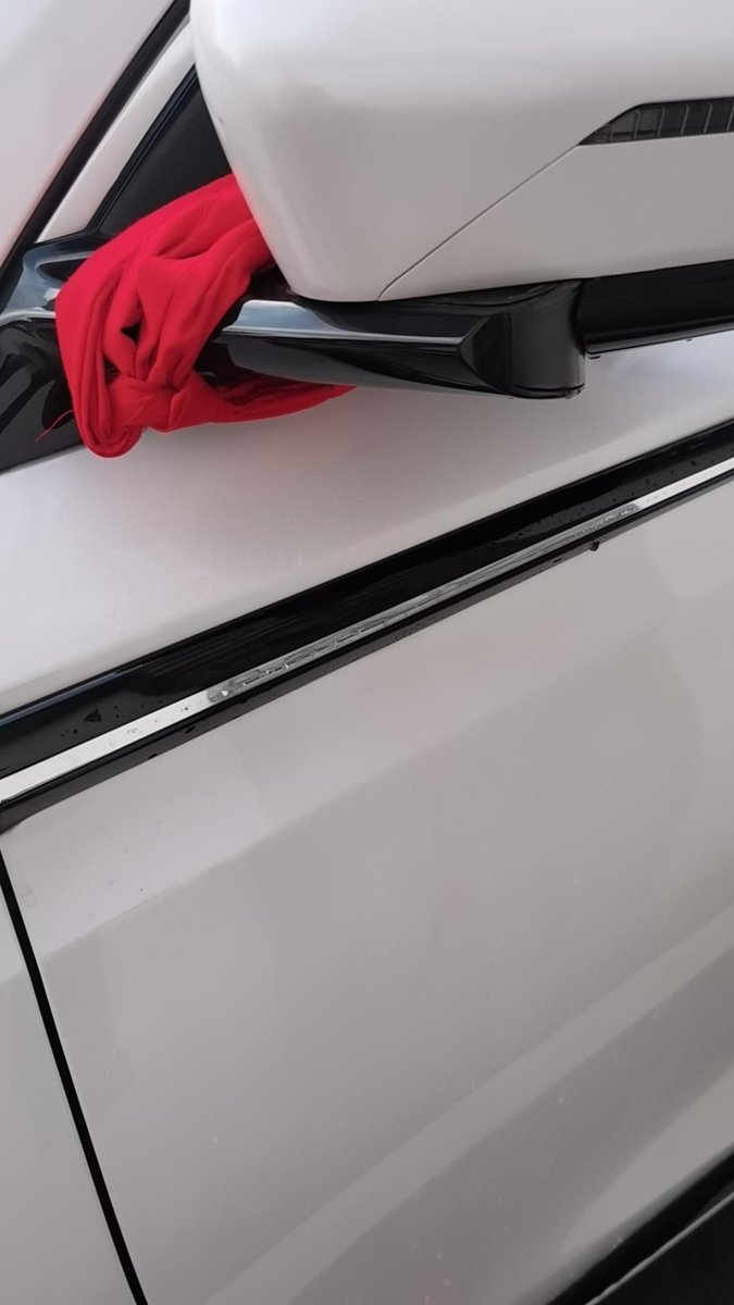 长安CS75 PLUS 刚提车，销售给系的红丝带下雨褪色，白车变花了，能处理吗？用什么方法处理