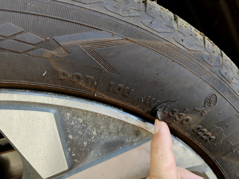博越L的后轮胎被刮成这样需要修吗？不会爆胎吧？