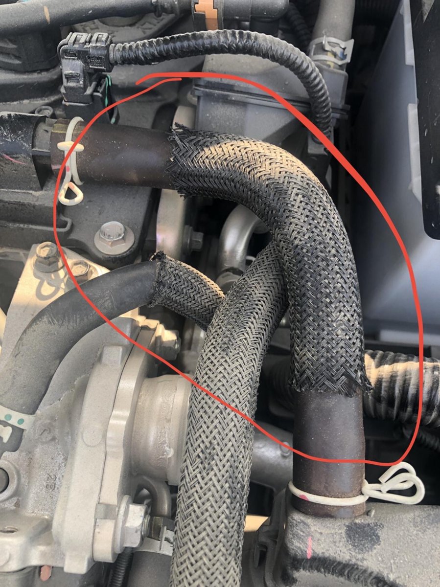 丰田锋兰达 今天洗车打开引擎盖，发现这根管子跟别的颜色不一样，这是咋回事啊！你们的是不是这样？
