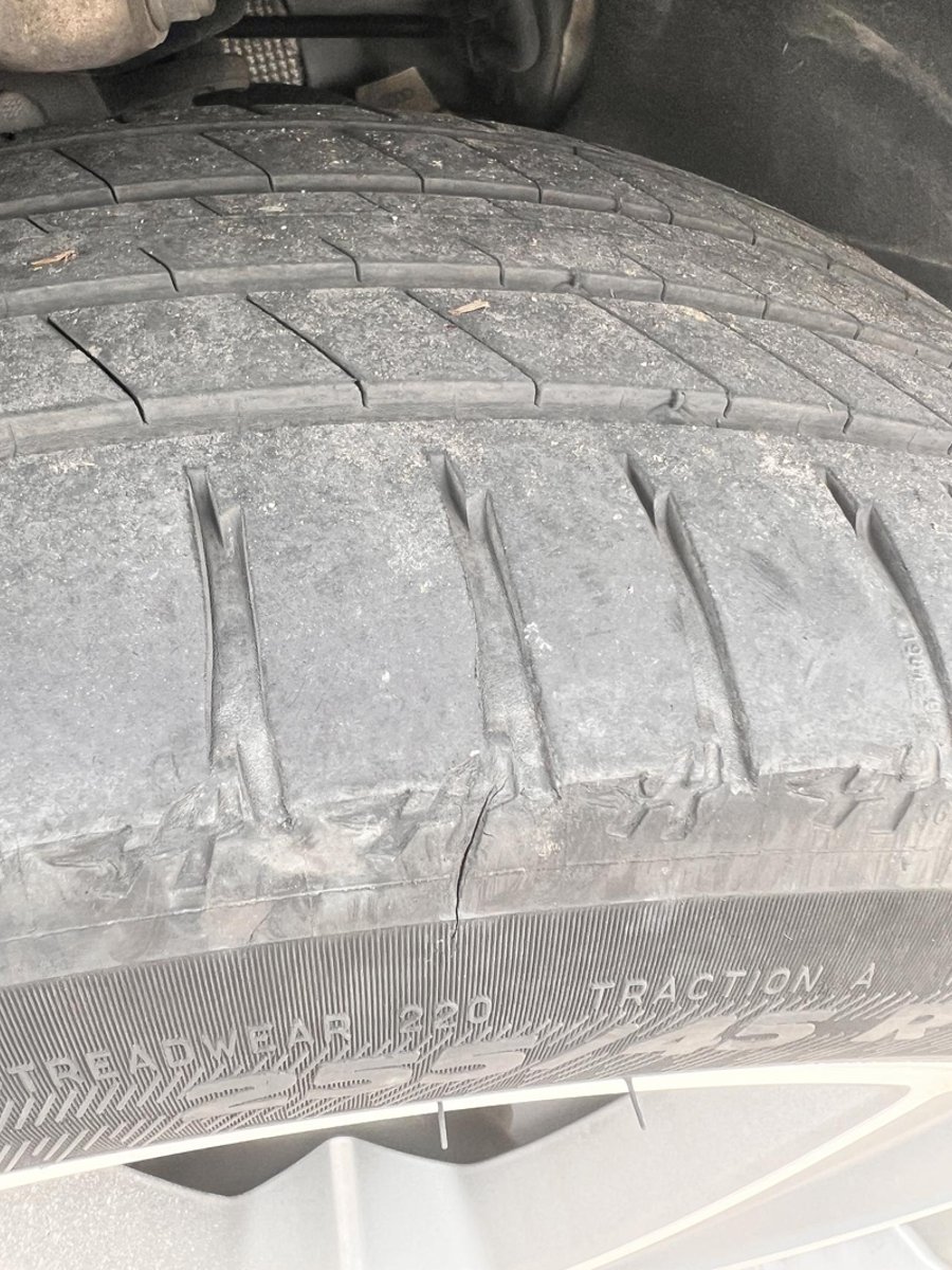 奥迪Q5L 好！检查轮胎发现开裂了，能不能用胶布粘起来继续行驶，需要换吗