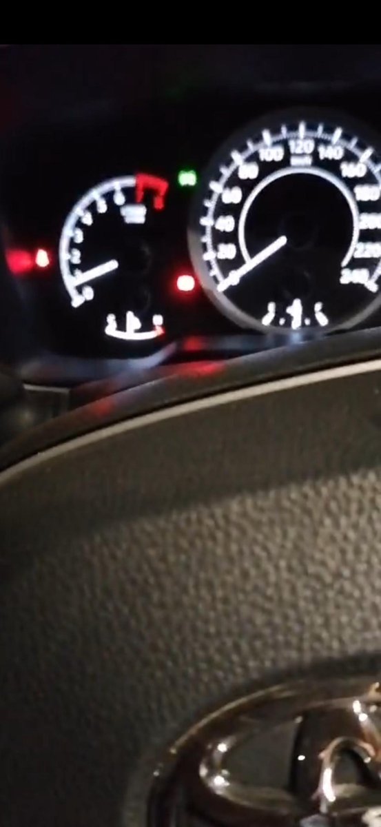 丰田锋兰达 仪表盘中间这个红灯，车熄火了一直闪这是怎么回事