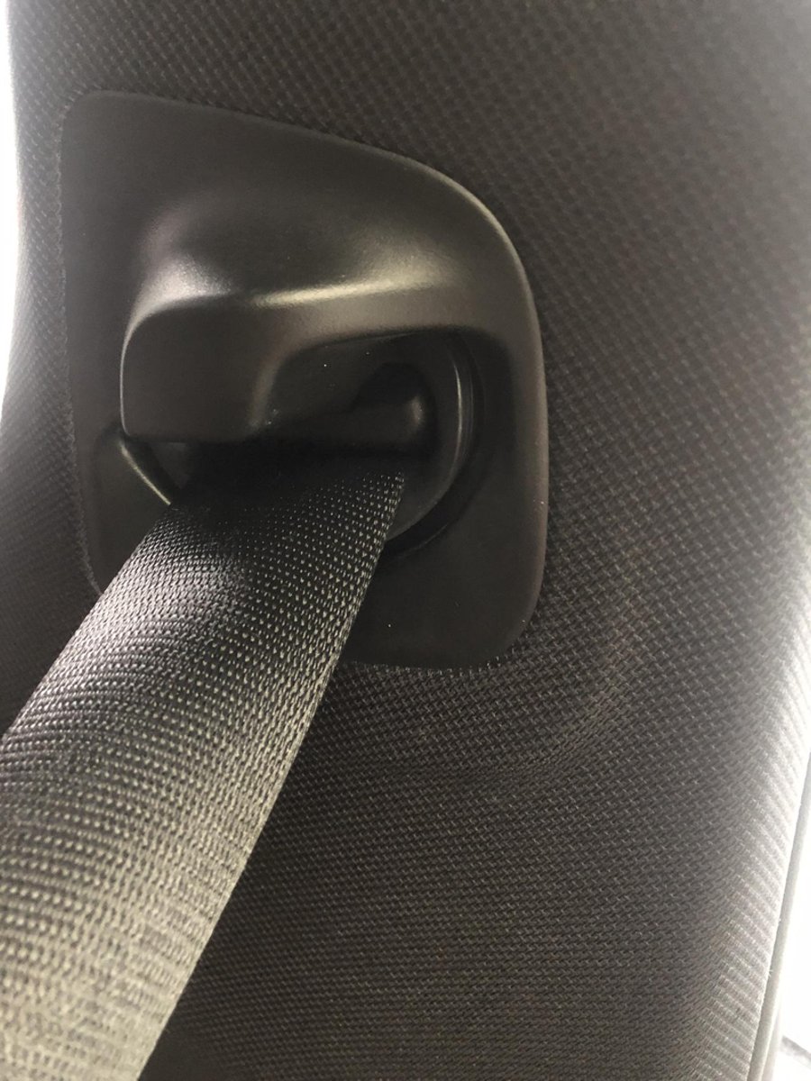 宝马5系19年6月买的 安全带出口处有异响 开车有一点点颠簸就响 动一动安全带也想的  这个转动发出的声音 有一样的