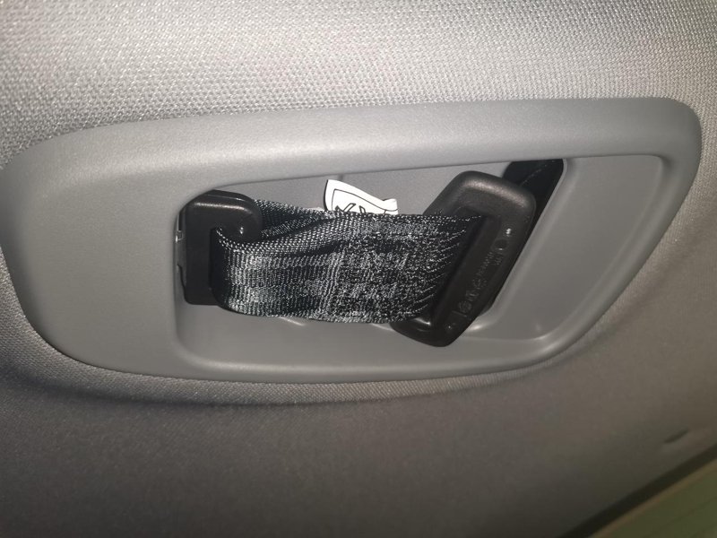 长安CS75 PLUS 后排中间的安全带，插在车顶的固定安全带的位置后，怎么取下来？有什么技巧取下来？ 有两个插头，取