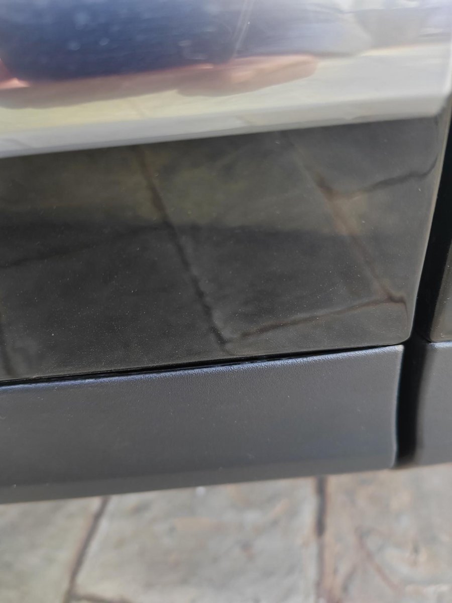 凯迪拉克XT5 各位车友，新车前门下部的塑料条间隙大，能调整吗