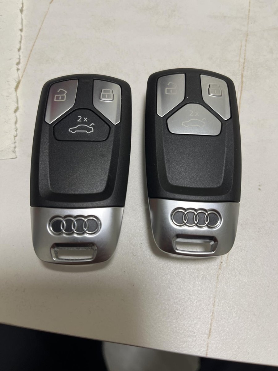 奥迪Q5L 大家好我想问下Q5L两个车钥匙都是原厂的吗？我两个钥匙外观不一样，一个做工感觉也不是很好。