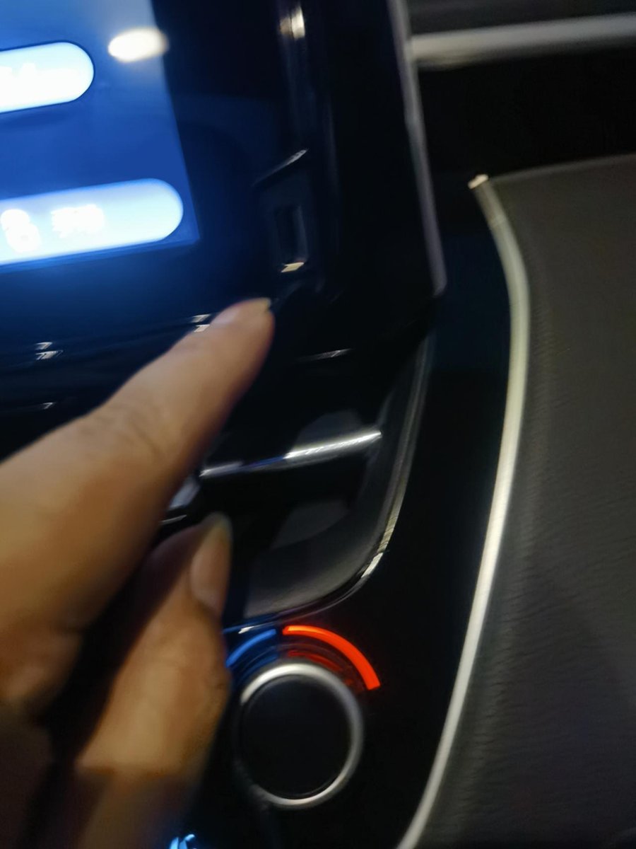 丰田锋兰达 好 的豪华版充电口在什么位置