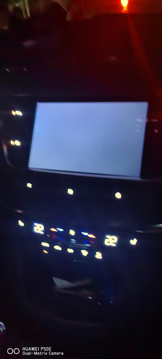 凯迪拉克XT5 车机显示屏突然黑屏，重启动车后有时闪屏，触屏无用，无法关机。不会是因加装360引起的吧？请问各位有懂处理