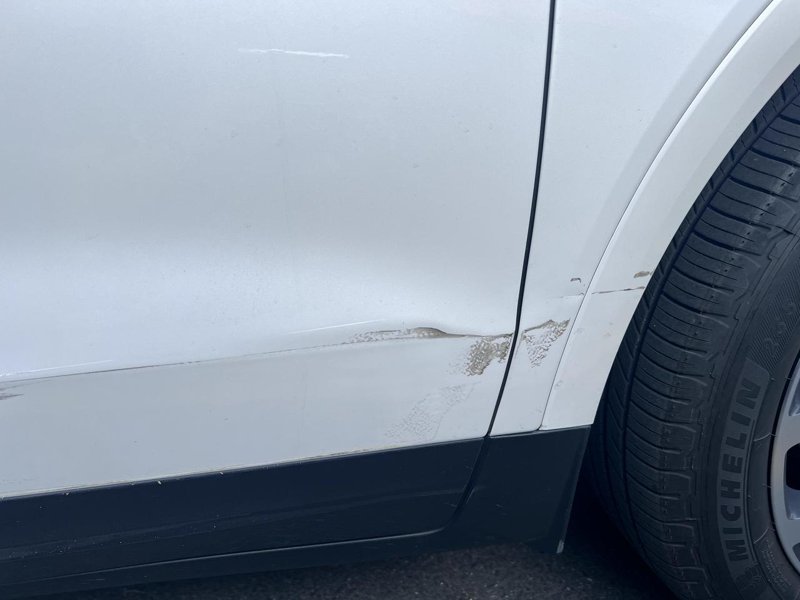 凯迪拉克XT5 新车第一次刮蹭，底漆漏出来了，麻烦问下需要报保险吗？4s那边2000块 外面汽修店800进口漆 应该如