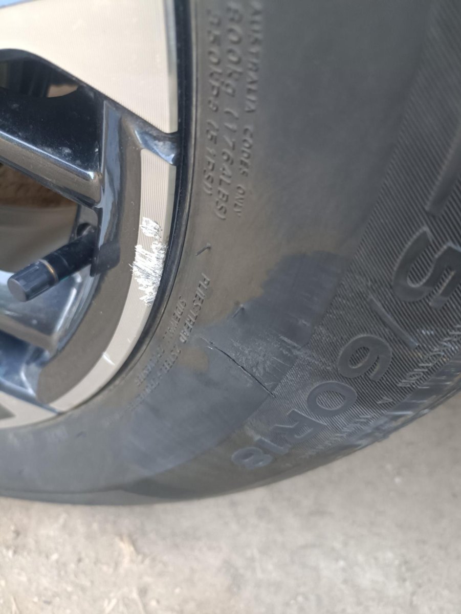 长安CS75 PLUS 一血诞生了，拐弯把控不好360的距离，车胎侧面有三毫米的刀口，轮毂也擦花了，这个轮胎怎么办