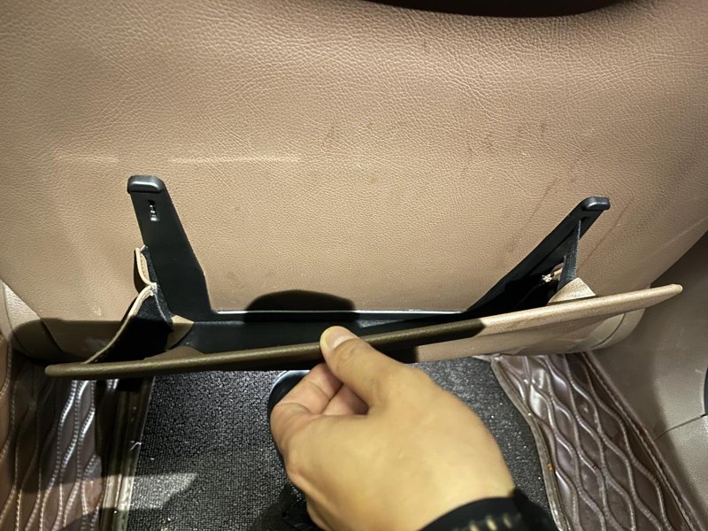 奔驰E级 奔驰E300座椅后面的文件兜橡皮带脱落了，被小孩扯掉了，怎么维修？