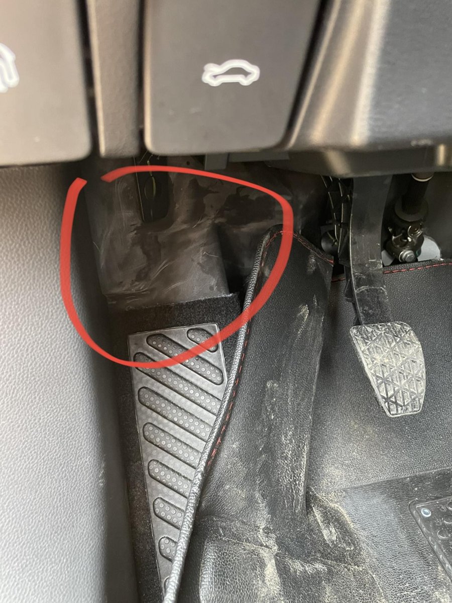 名爵MG5 你们的车子也是这样吗，刚买半个月的车子，平时没注意方向盘下面，离合器左边塑料件表面发白是什么东西，氧化了吗，