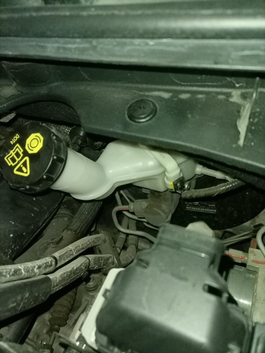 21年7月买的长安逸动尊贵版行驶32000多公里发现刹车油少了，油壶下方链接处有油渍是怎么回事。