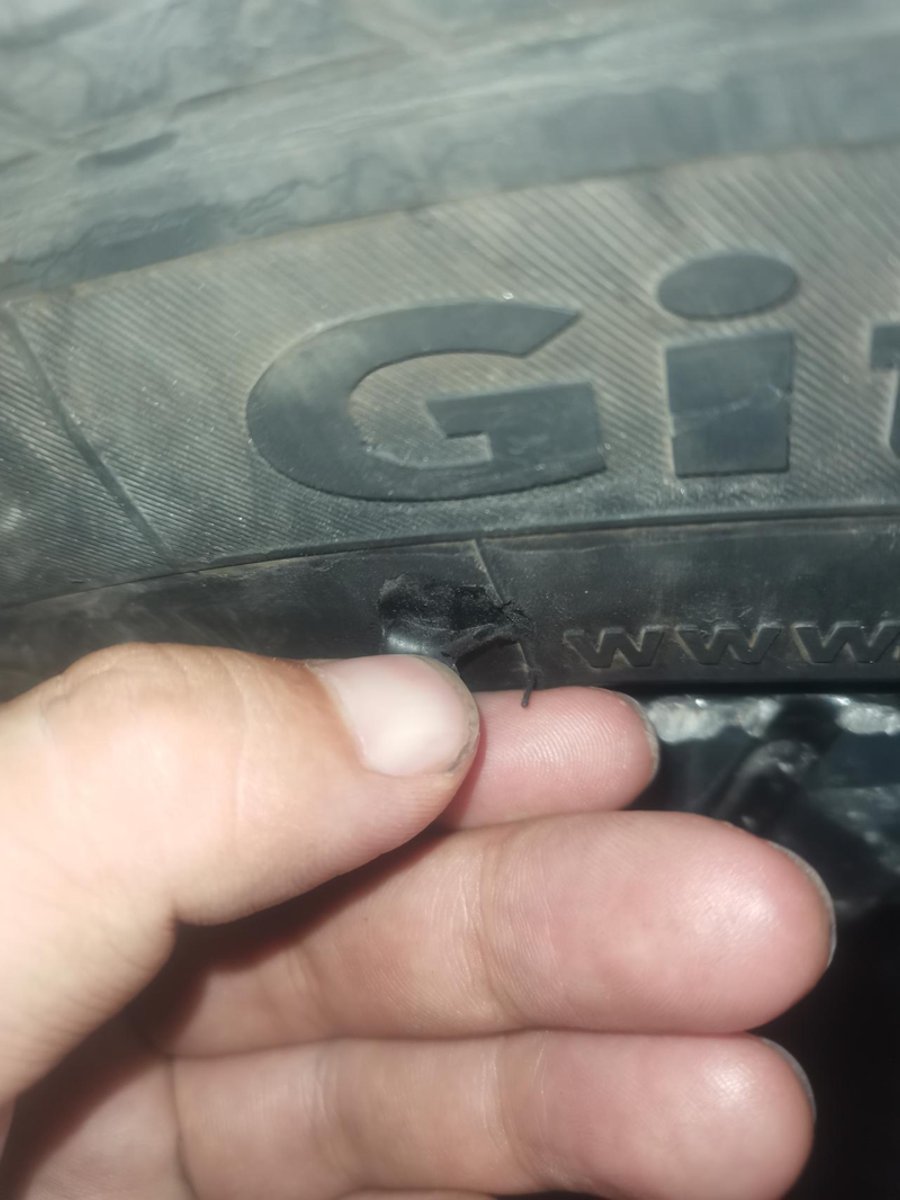 吉利博越L 车友们，这样的破损要不要更换轮胎。