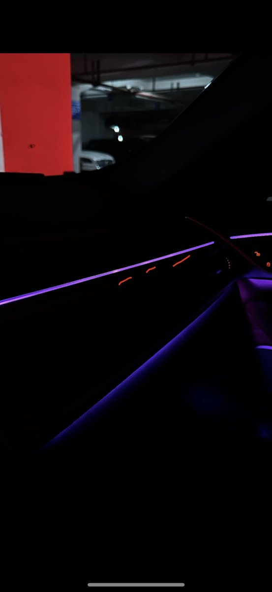 宝马5系 ，的副驾驶那边氛围灯有这样漏光一样亮点吗，看着不舒服