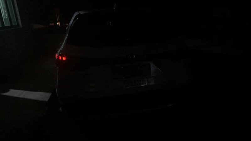本田HR-V 锁车状态，左尾灯发亮，目前两千公里，用车四个月