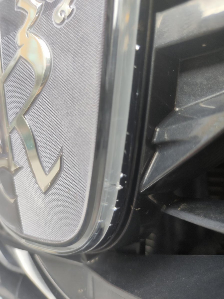 荣威RX5 MAX 21款rx5max提车两年零一个月，车标边上有裂纹，你们的车有吗？出现这种情况可以找4s质保吗？